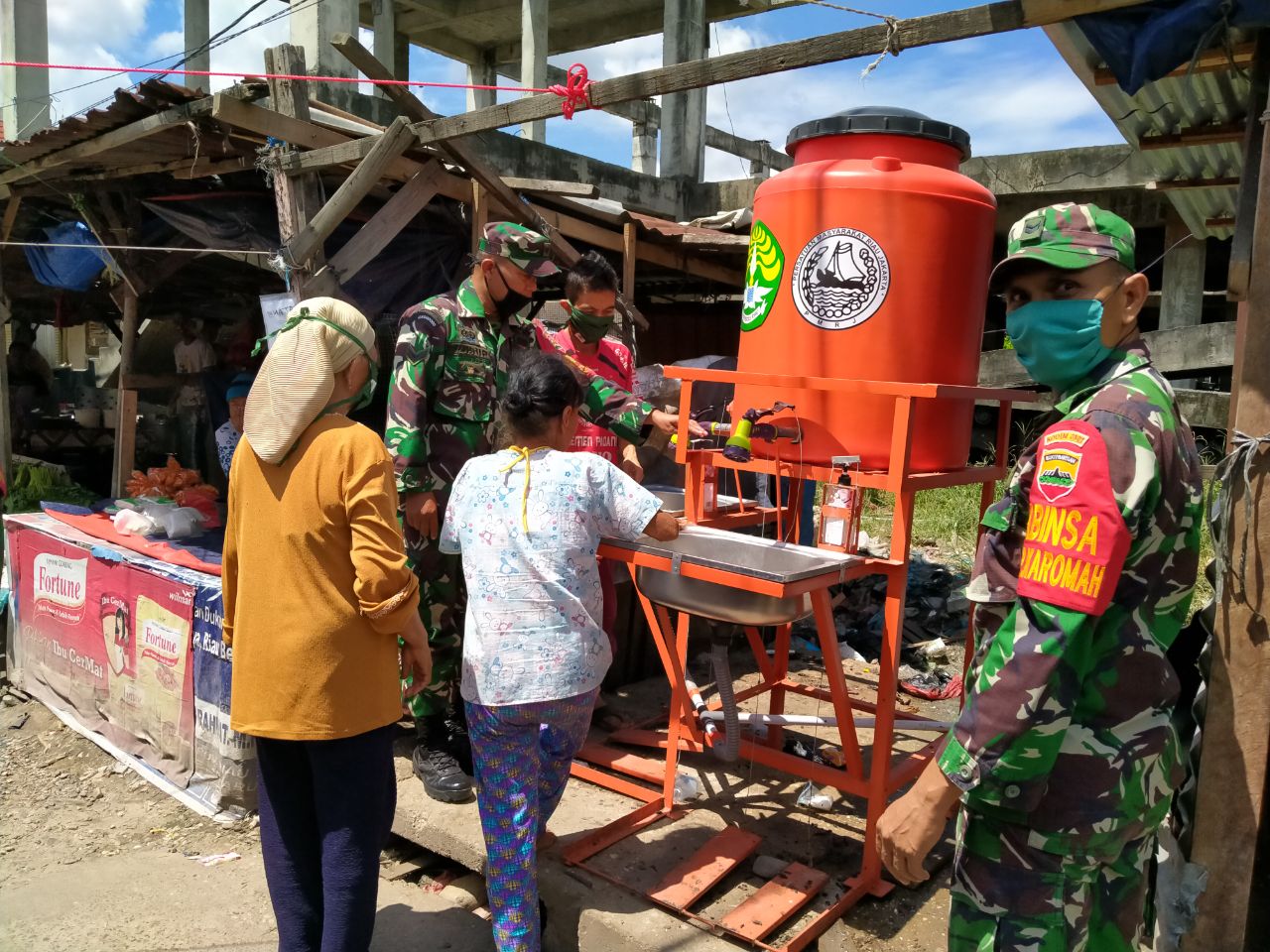 Ajak Warga Disiplin dan Patuhi Protokol Kesehatan, Babinsa Kodim 0301/Pekanbaru Lakukan Sosialisasi dan Berikan Pemahaman Kepada Masyarakat