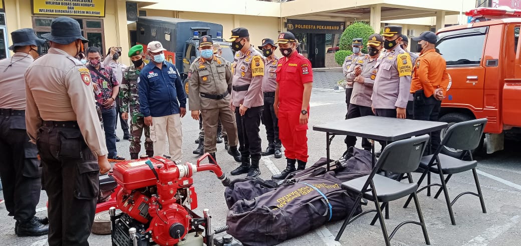 Dalam Rangka Penanganan dan Pencegahan Karhutla, Kapolresta Pekanbaru Pimpin Apel Gelar Peralatan dan Patroli Terpadu