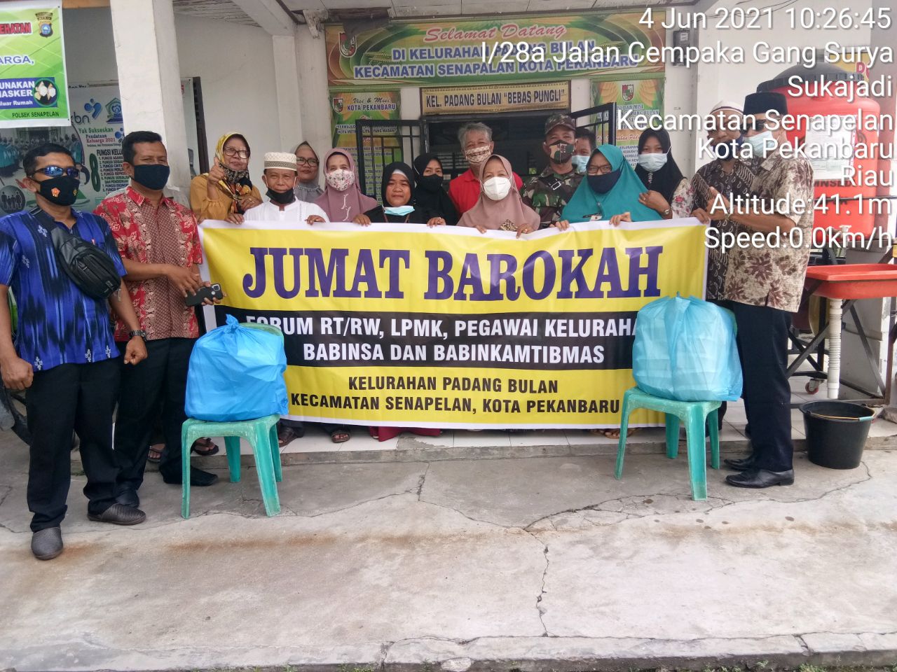 Babinsa Kodim 0301/PBR Bersama Forum RT RW Kelurahan Padang Bulan Laksanakan Jumat Barokah Bagikan Nasi Bungkus