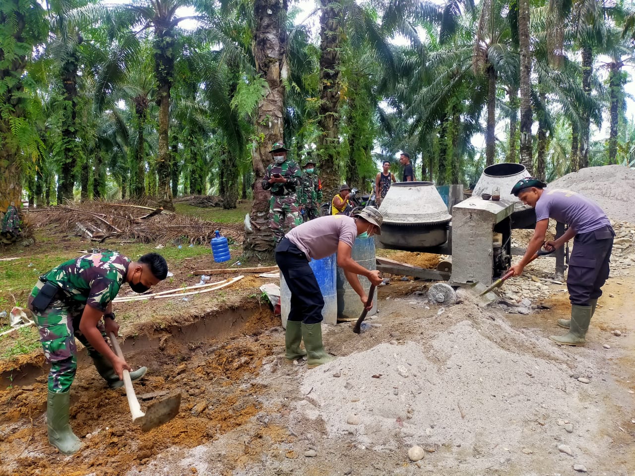 Personel Satuan Brimob Polda Riau dan TNI Serta Masyarakat Melaksanakan Gotong Royong Bersama