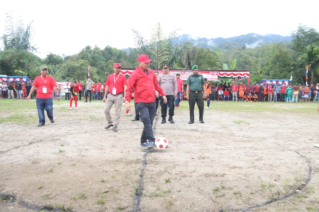 Bupati Taput Secara Resmi Buka Turnamen Sepak Bola U-15 Antar Desa Se-Kecamatan Adiankoting