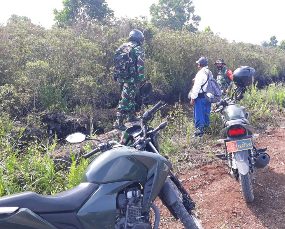 Cegah Karhutla, Babinsa Kodim 0301/PBR Bersama Msyarakat Peduli Api Terus Lakukan Patroli dan Sosialisasi