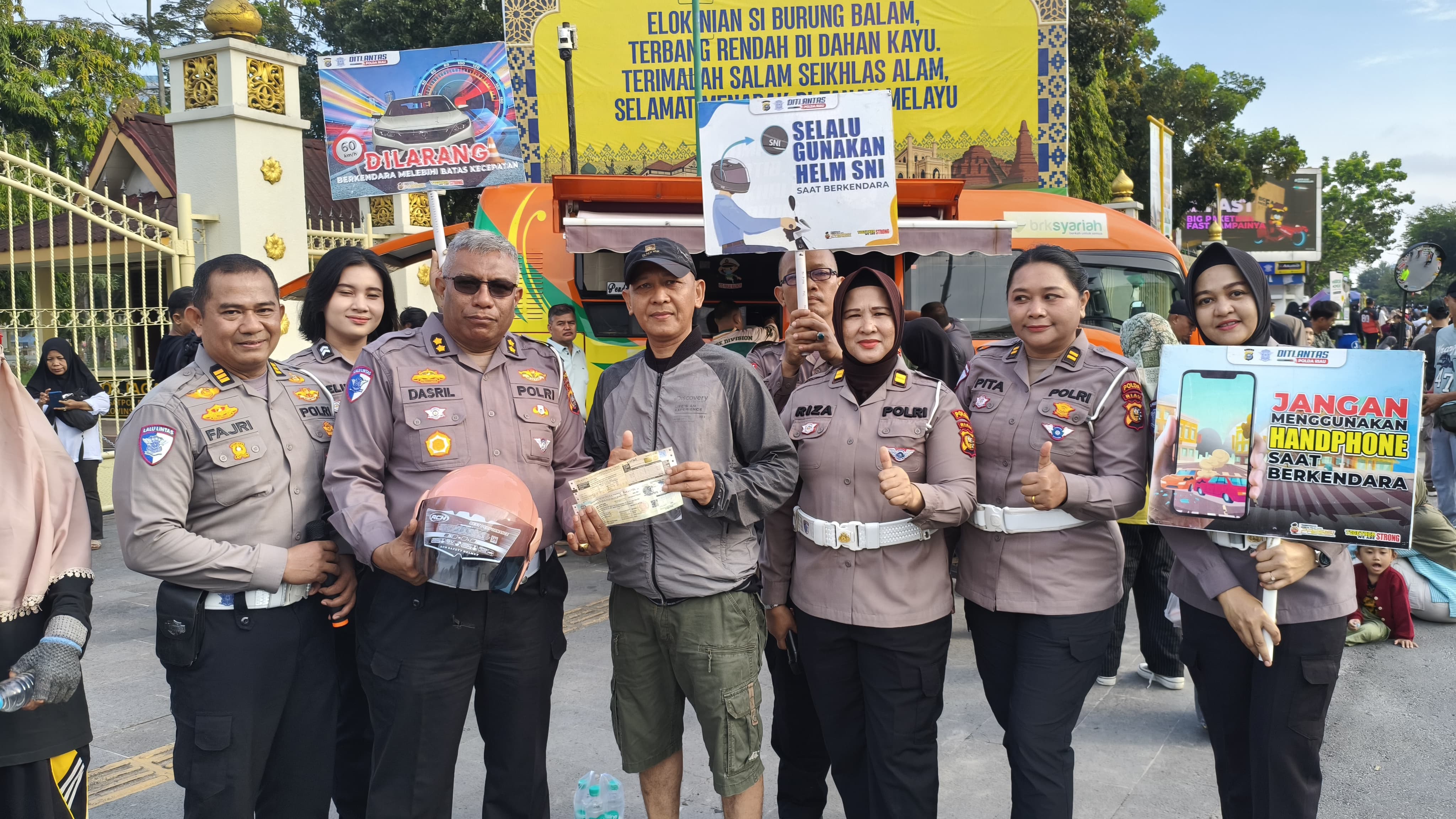 Polisi Menyapa Di CFD Pekanbaru, Ditlantas Polda Riau Tebar Edukasi Keselamatan Dan Semangat Green Policing