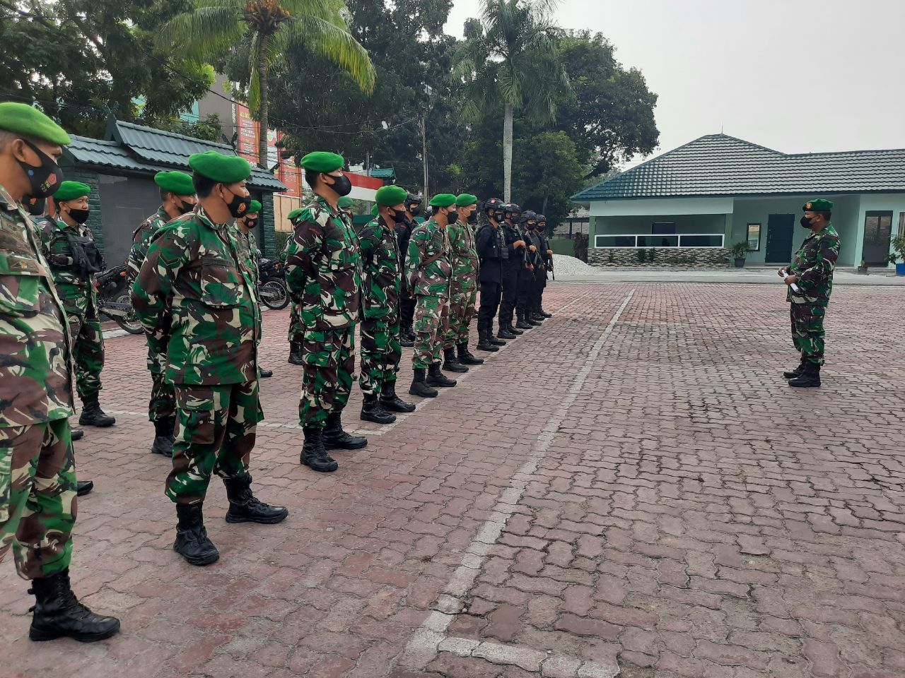 Personil Kodim 0301/PBR Bersama Satuan Brimob Polda Riau Laksanakan Patroli Gabungan Sepeda Motor Guna Pengamanan Serta Penegakan Prokes