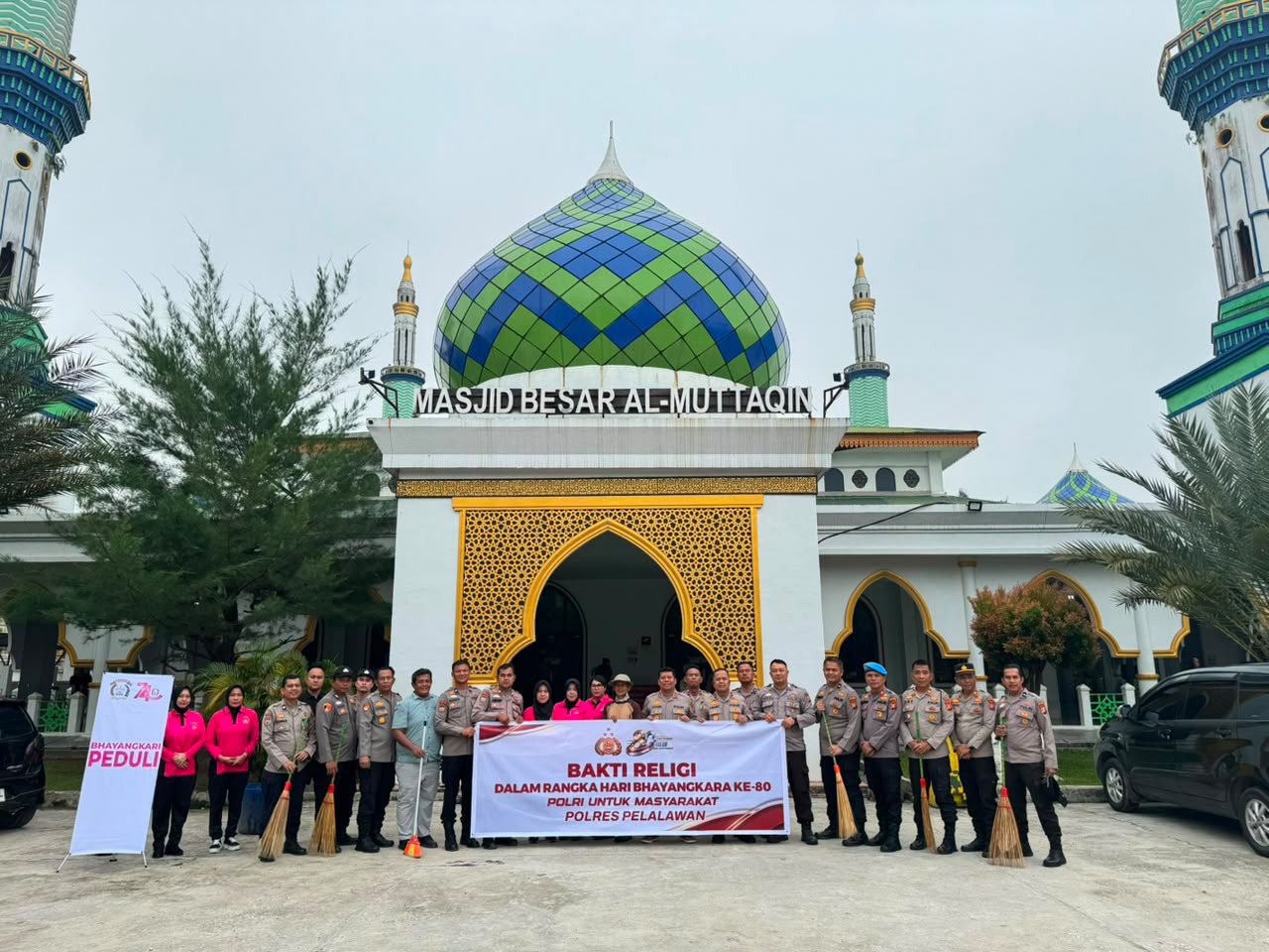 Bhakti Religi Bhayangkara Ke-80, Polres Pelalawan Bersih-Bersih Rumah Ibadah Lintas Iman
