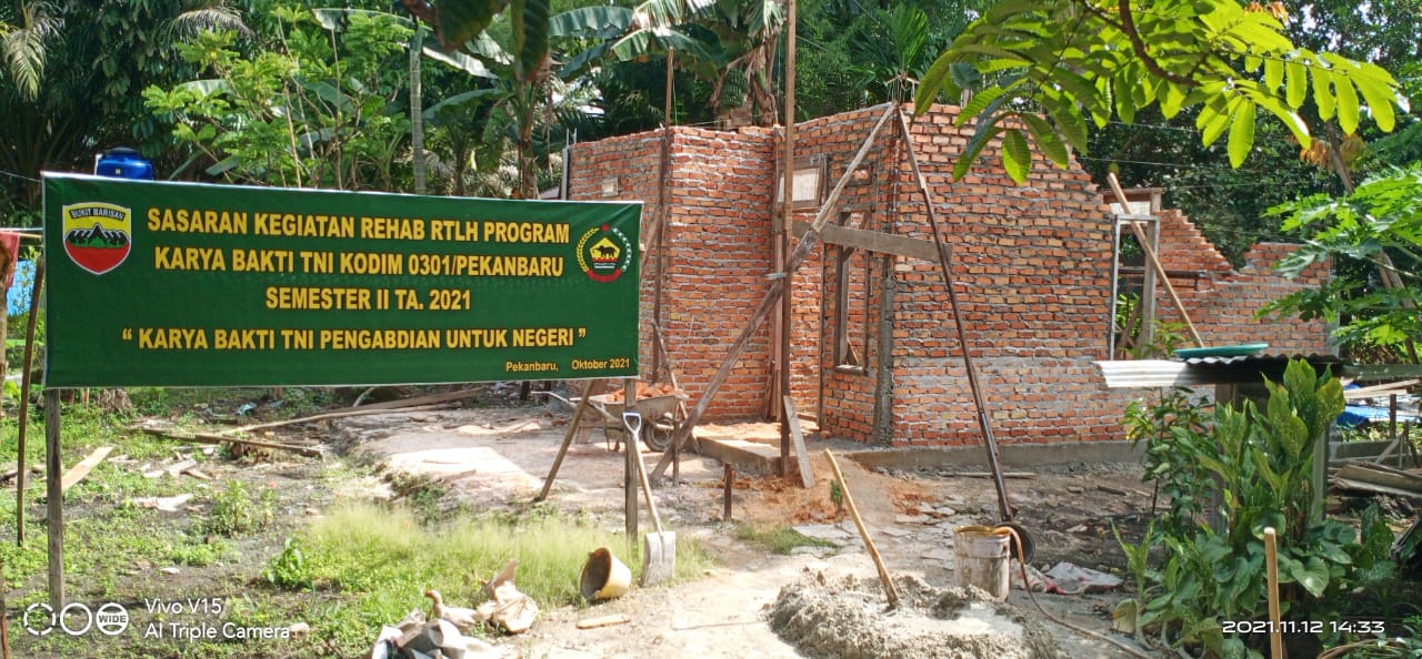 Program Karya Bakti TNI Kodim 0301/PBR Pemasangan Dinding Batu Bata RTLH Rumah Ibu Nurmiati