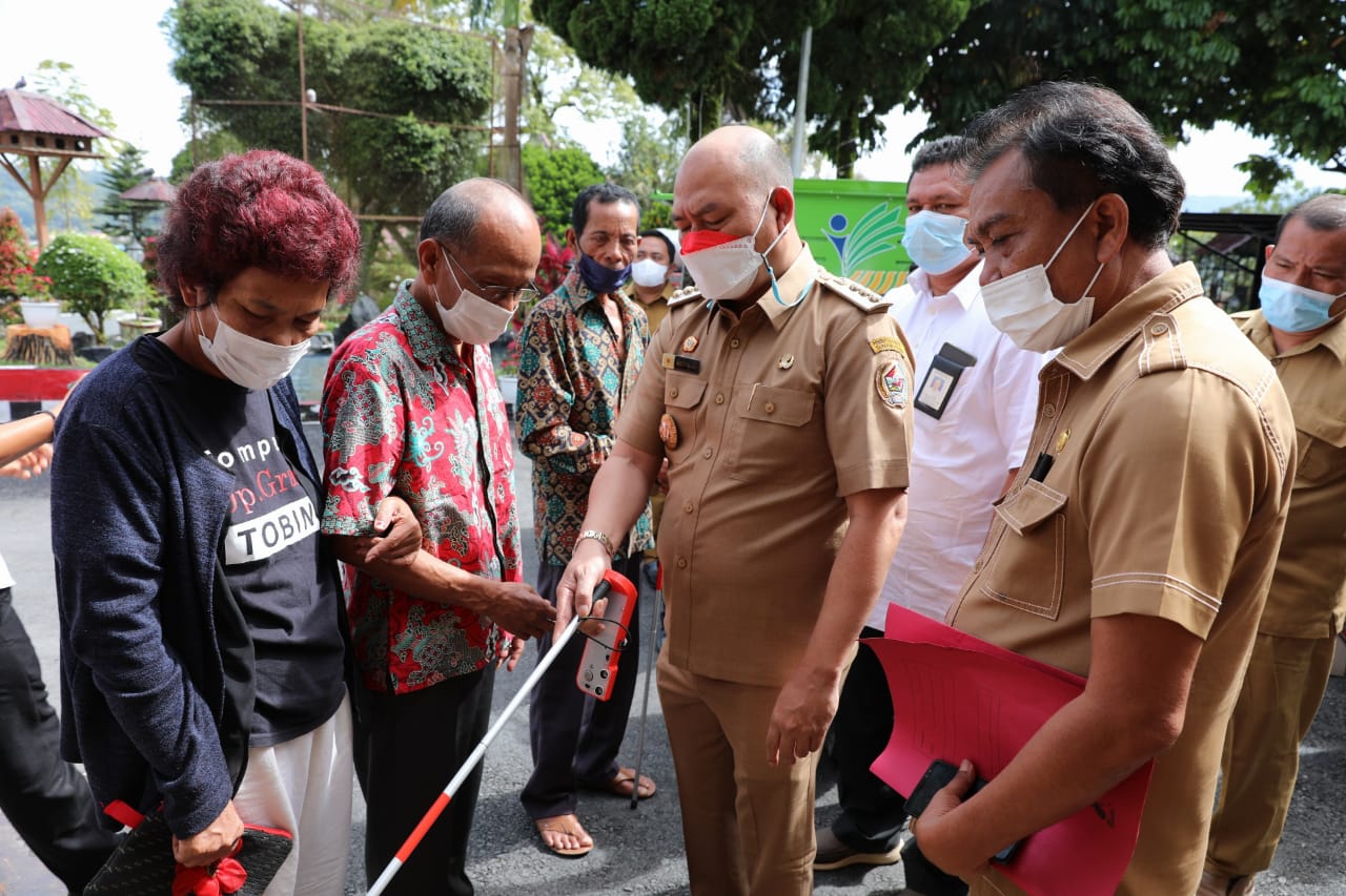 Bupati Tapanuli Utara Serahkan Bantuan Atensi Khusus Penyandang Disabilitas Yang Berwirausaha