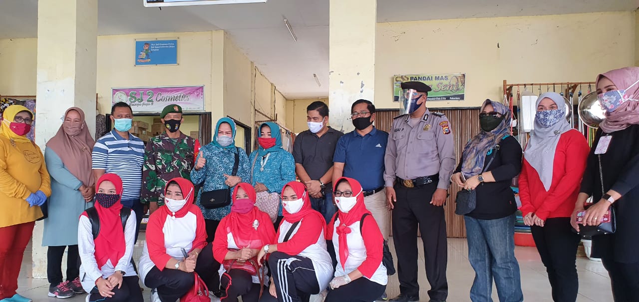 Kesbangpol Provinsi Riau Bagikan 1000 Masker Kepada Masyarakat di Pasar Tradisional Limapuluh