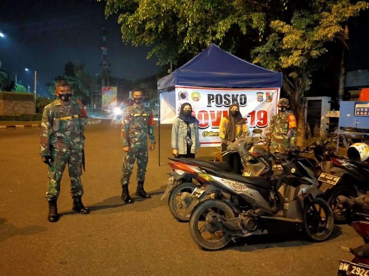 Personil Babinsa Kodim 0301/PBR Tak Henti - Henti Mengajak Pengunjung dan Pedagang Kuliner Jalan Diponegoro Simpang Tugu Keris Agar Tetap Menerapkan Prokes Covid-19