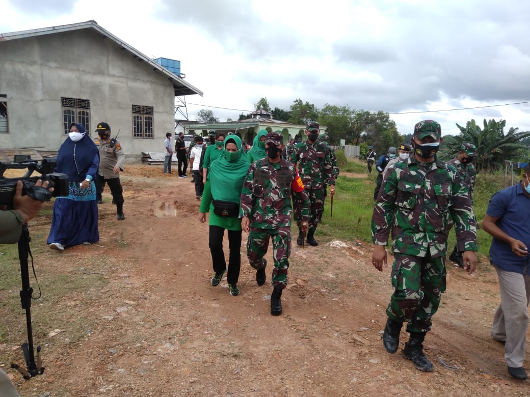 Dandim 0301/PBR Mendampingi Danrem 031/WB Dalam Kegiatan Acara Silahturahmi Dengan Warga Kelurahan Sialang Sakti