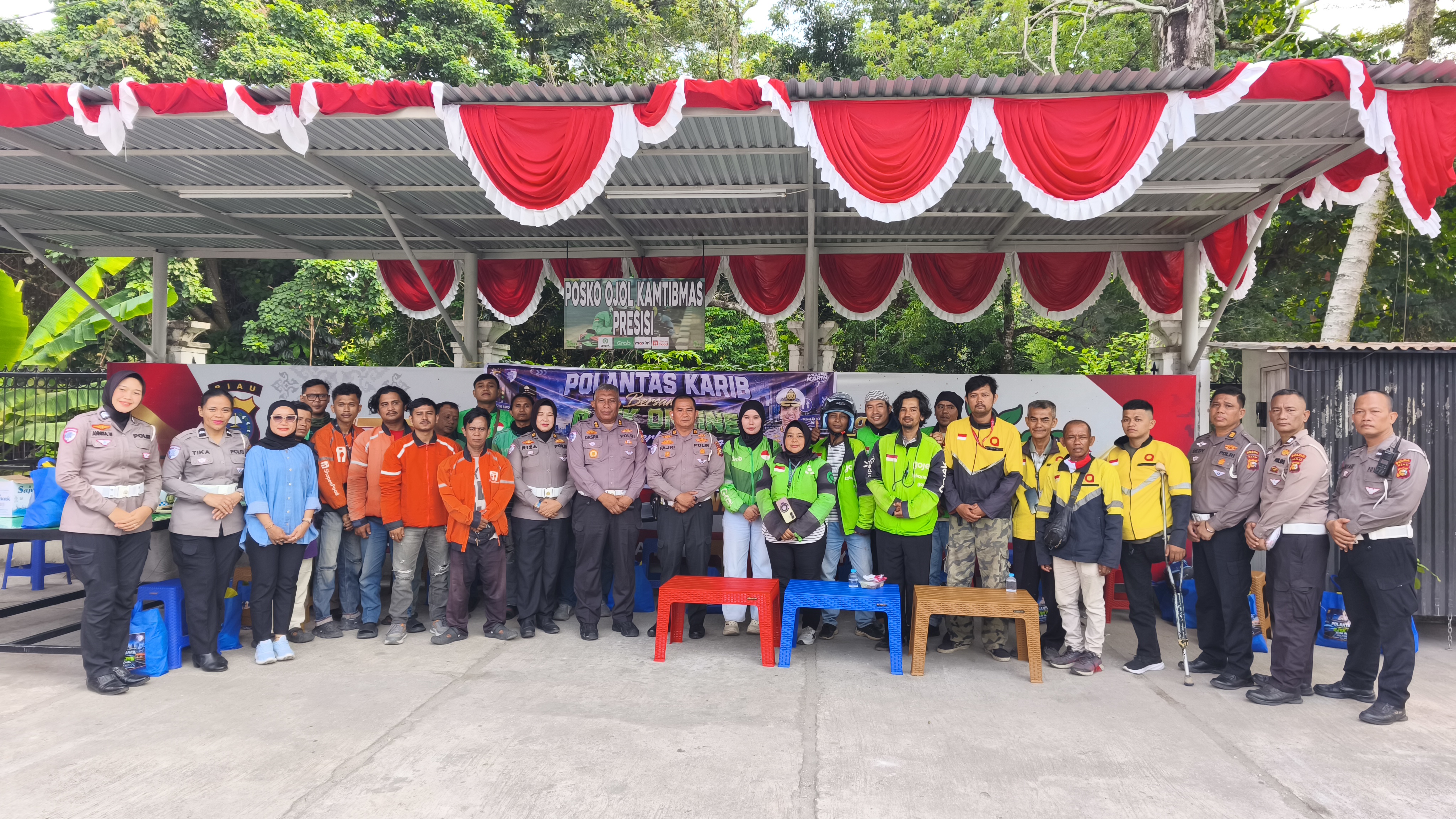 Dari Helm SNI Hingga Bibit Pohon, Polantas Karib Tebar Berkah Bersama Ojol Pekanbaru