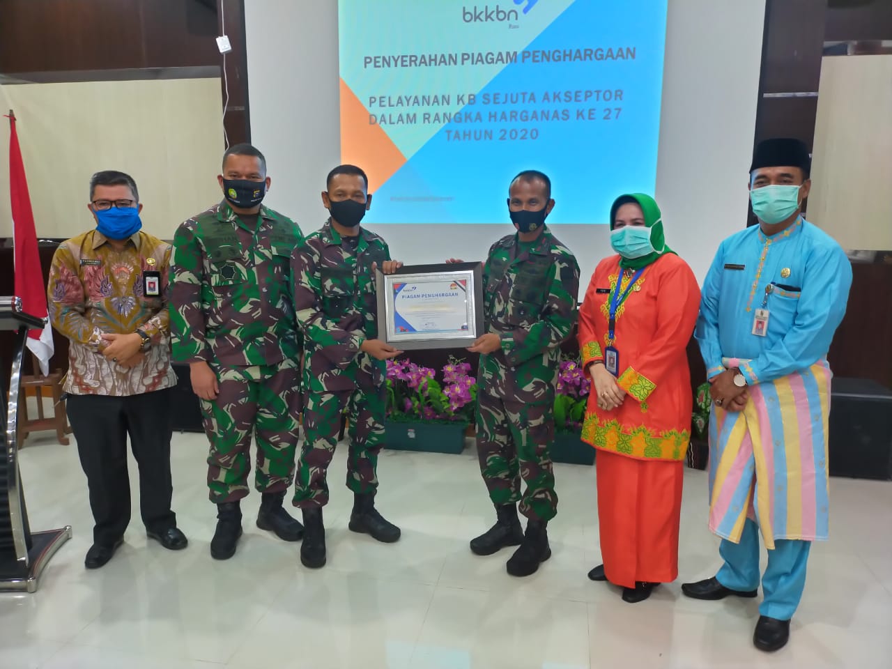 Dandim 0301/PBR Terima Penghargaan Harganas Ke-27 Tahun 2020 Dari BKKBN Pusat
