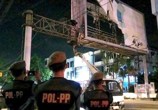 Dishub Pekanbaru Ingatkan Pemilik Segera Bongkar Bando Reklame