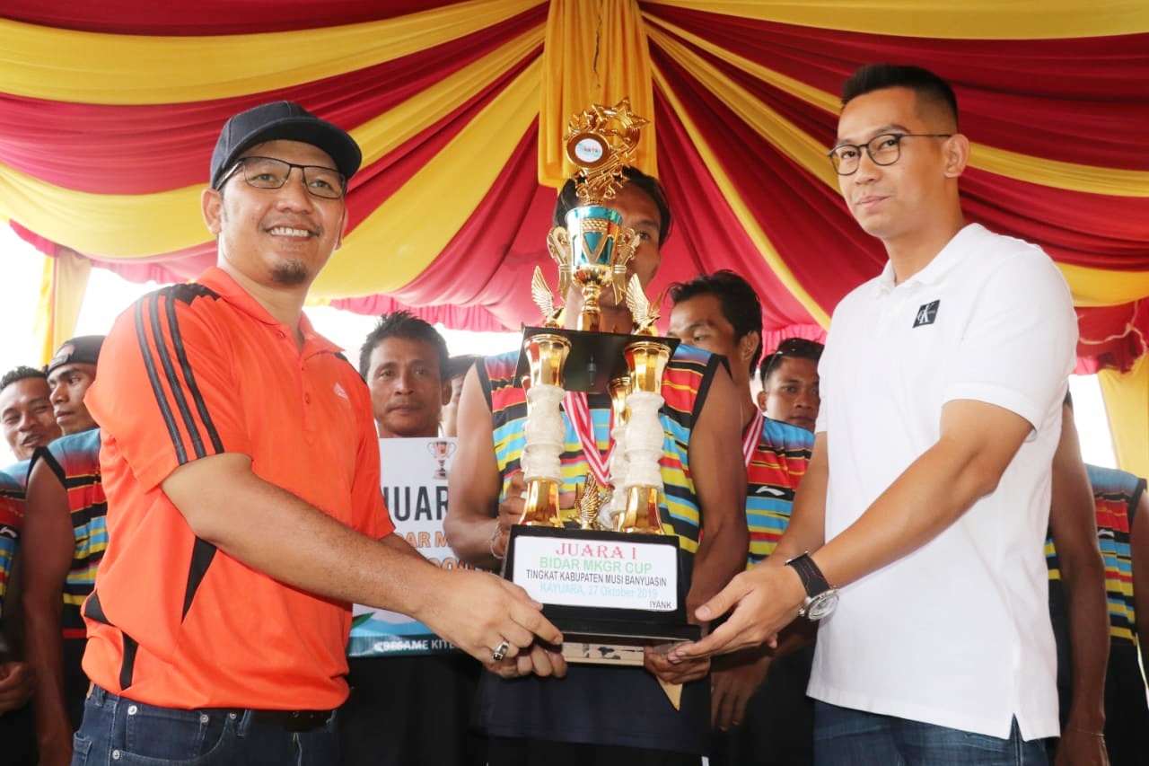 Tim Dayung Kayuara Bawa Pulang Piala Bergilir Lomba Bidar MKGR Cup 2019