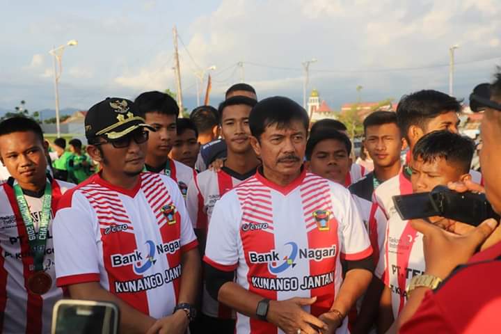 Wawako Hendri Septa dan Indra Sjafri Arak Piala Soeratin Keliling Kota Padang