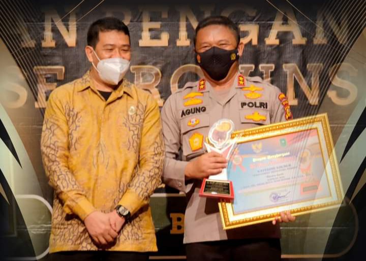 Kapolda Riau Terima Penghargaan Komisi Informasi (KI) Award Riau Tahun 2021