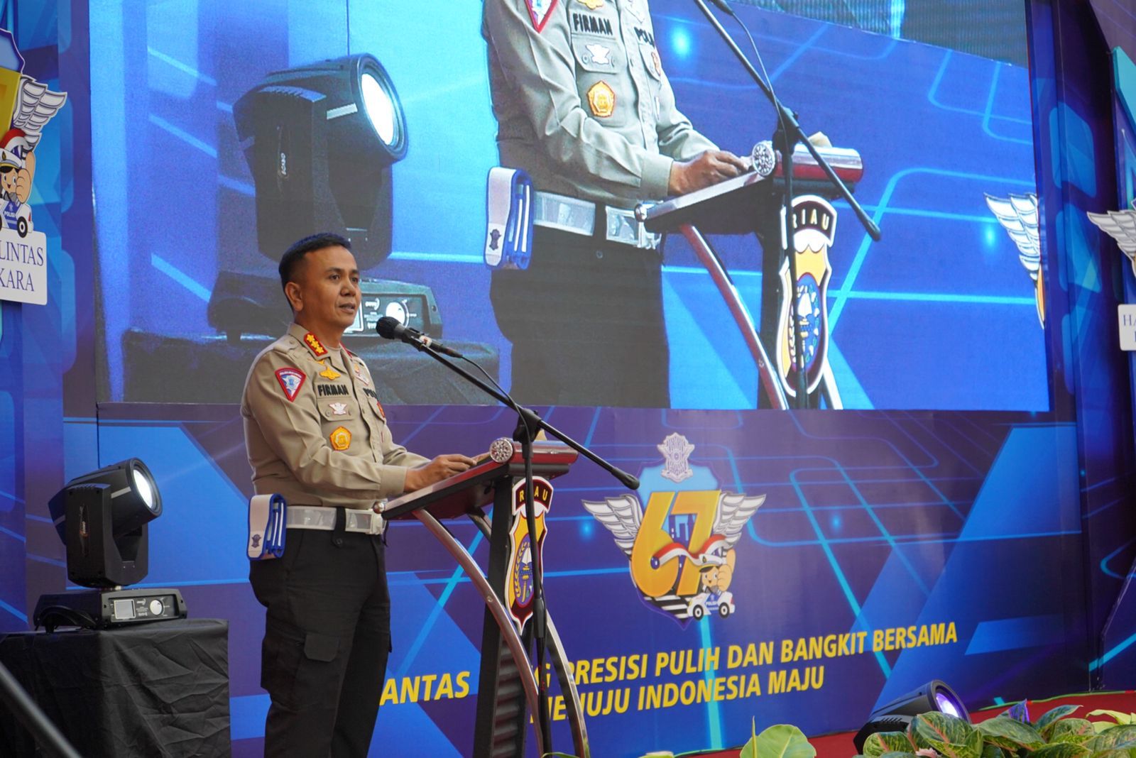 Sisihkan Gaji, Ditlantas Polda Riau Bedah Rumah Warga Kurang Mampu