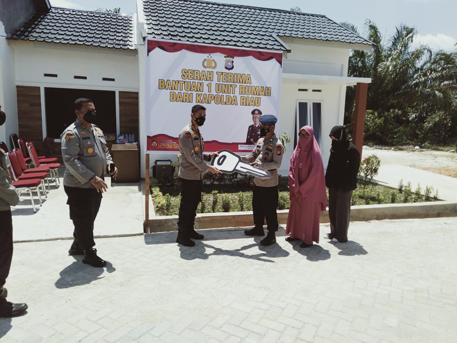 Penyerahan Kunci Rumah Dari Kapolda Riau Kepada Personil Brimob di Perumahan BPG Griya Kulim