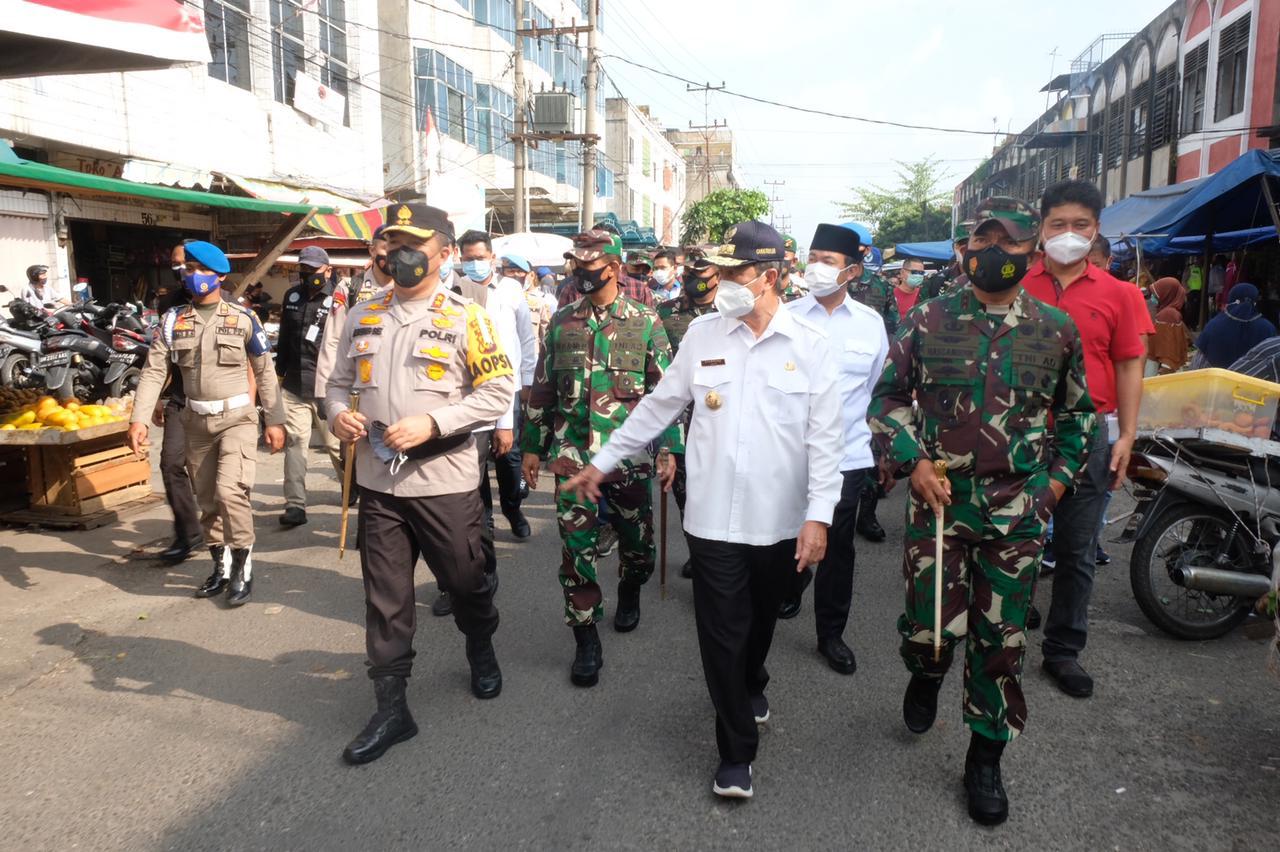 Kapolda Riau Bersama Pangdam I/BB Mengajak Gubri Adakan Kegiatan Peduli Masyarakat Cegah Covid-19, Bagikan 2 Ton Beras Dan 15.000 Masker