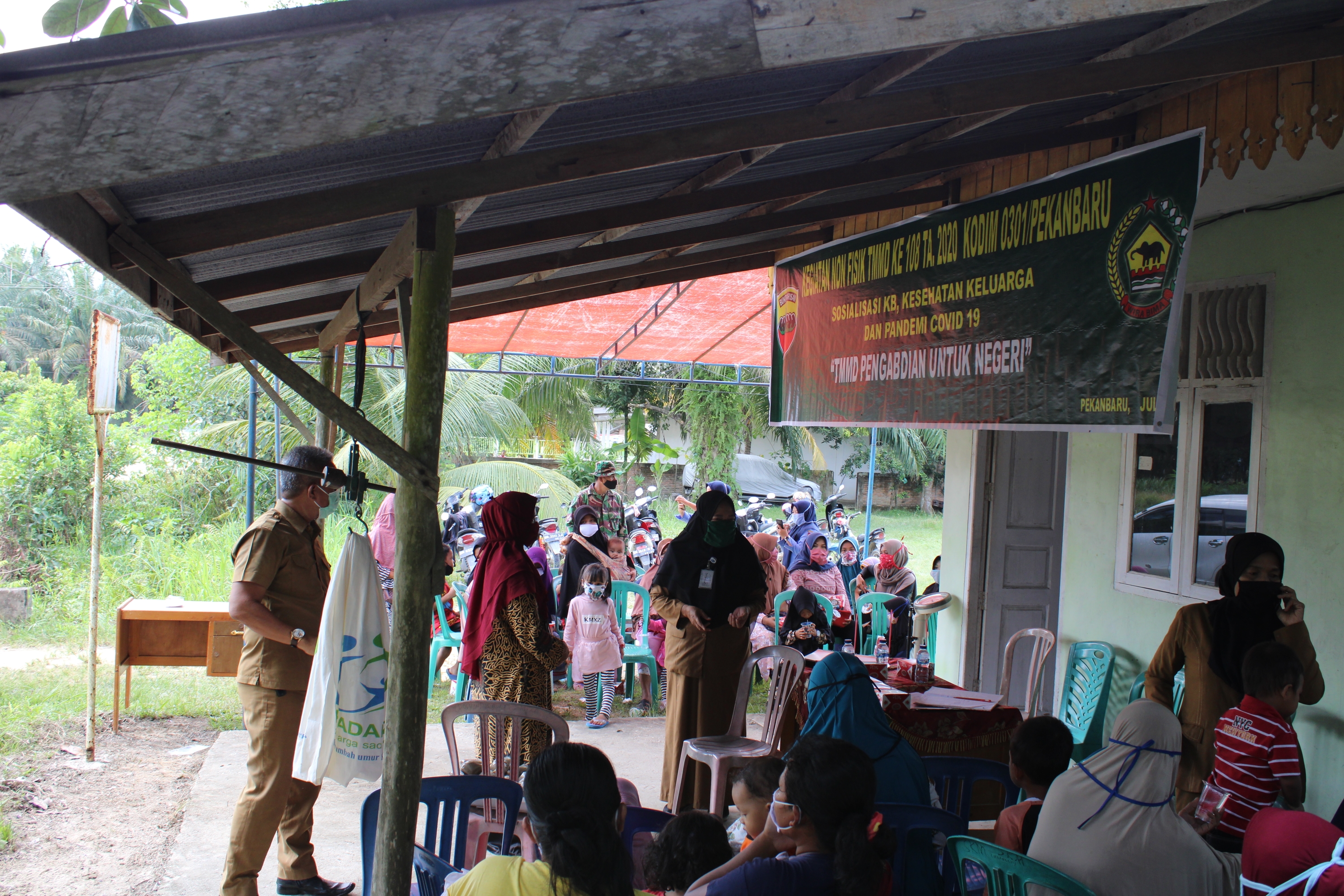 Kaum Ibu - Ibu Antusias Mengikuti Kegiatan Sosialisasi KB, Kesehatan Keluarga Yang Diselenggarakan Oleh Satgas TMMD Kodim 0301/PBR