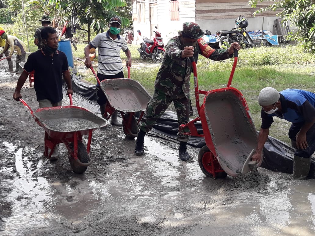 Warga Gang Babinsa Tebing Tinggi Okura Bersama Personil Kodim 0301/PBR Terus Gesa Penyelesaian Pekerjaan Semenisasi