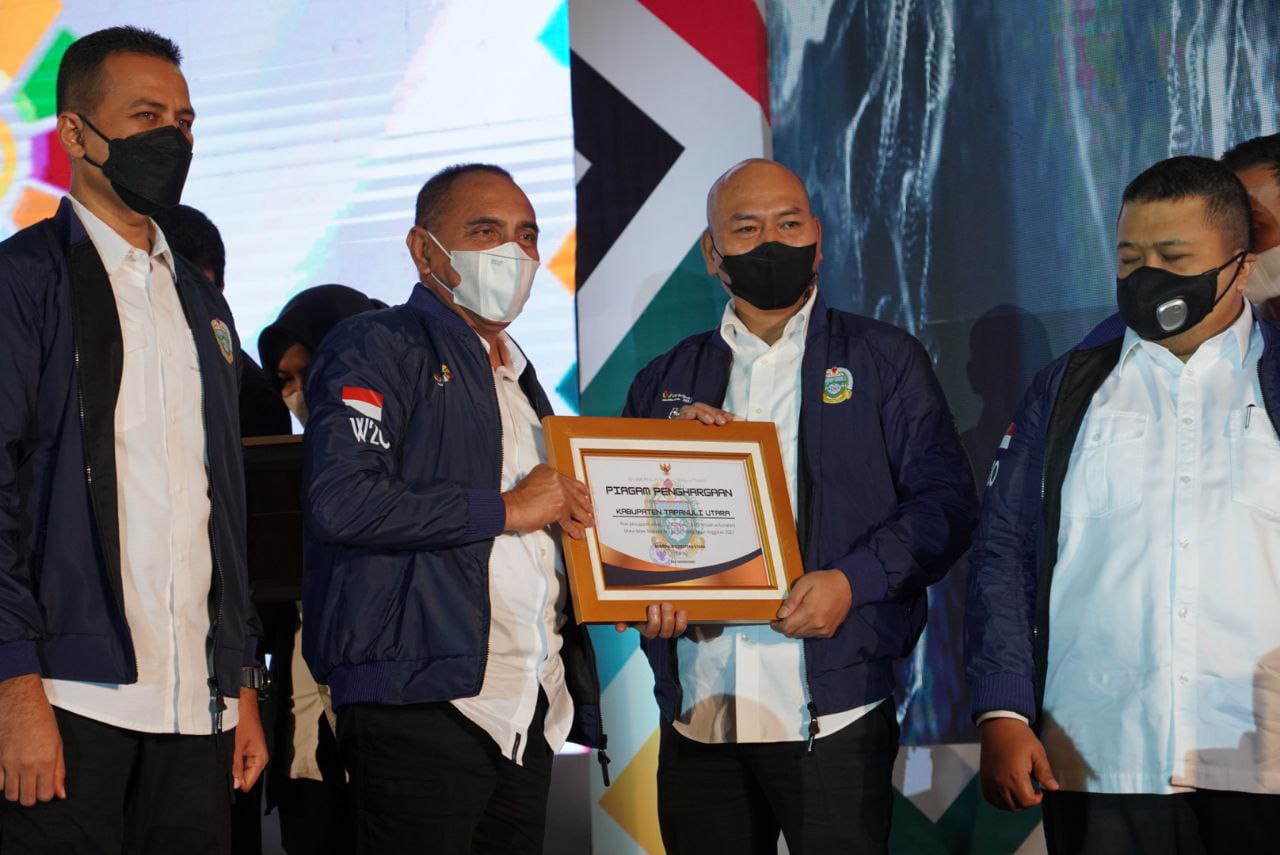 Masuk Kategori Terbaik Realisasi Anggaran, Gubernur Sumut Berikan Piagam Penghargaan Kepada Bupati Taput Nikson Nababan