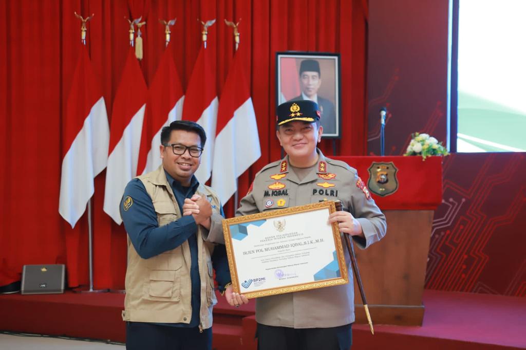 BP2MI Memberikan Penghargaan Kepada Kapolda Riau Beserta Jajaran Atas Prestasi Mengungkap Kasus TPPO