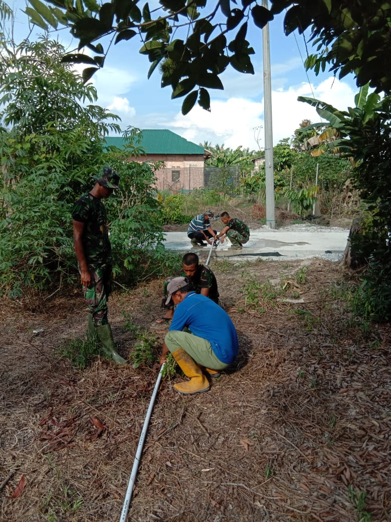 Kebersamaan Warga Bersama Personil TNI, Dalam Memperbaiki Pipa Untuk Pengairan Rumah Warga Sekitar Tempat Tinggal Satgas TMMD