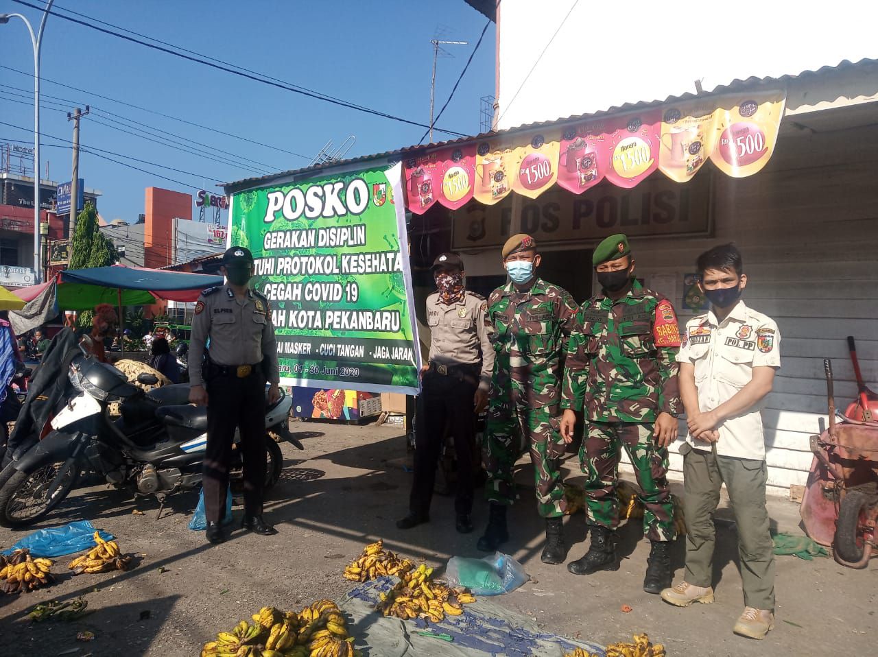 Babinsa Kodim 0301/Pekanbaru Bersama Petugas Gabungan Beri Himbauan Kepada Pengunjung Pasar Cik Puan Gunakan Masker