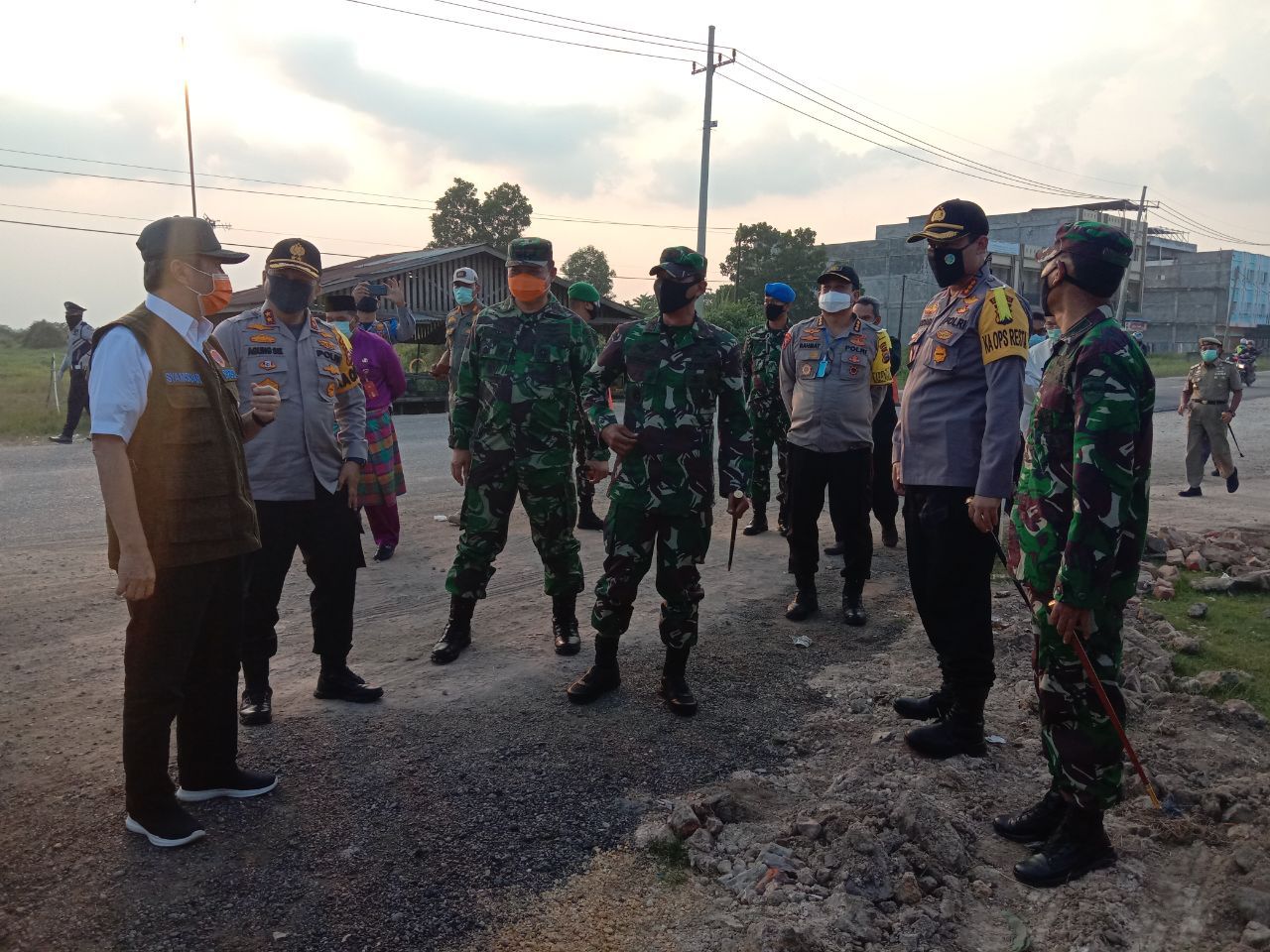 Dandim 0301/Pekanbaru Bersama Forkopimda Ikut Melaksanakan Peninjauan Pelaksanakan PSBB di Wilayah Kota Pekanbaru