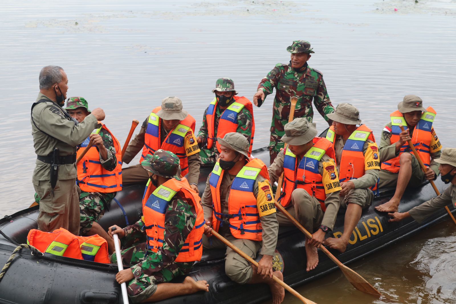 Satuan Brimob Polda Riau Bersama Batalyon 462 Paskhas TNI AU Gelar Latihan SAR Bersama Di Danau Buatan Rumbai