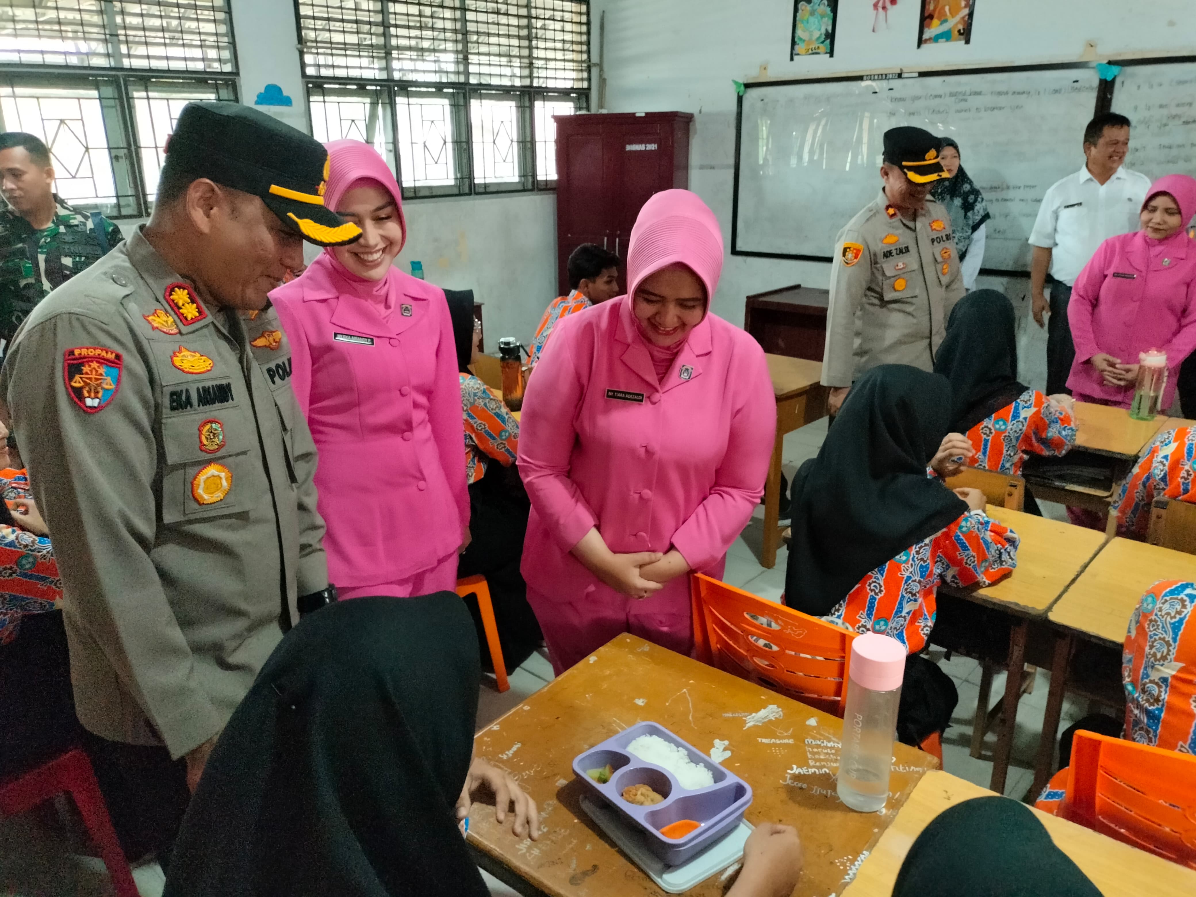 Kapolres Dan Ketua Bhayangkari Cabang Siak Tinjau Program Makan Bergizi Gratis di Kecamatan Tualang, Dukung Program Pemerintah