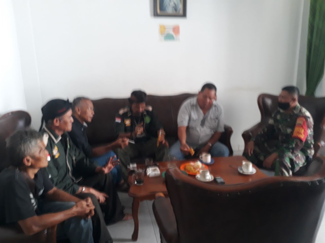 Babinsa Kodim 0301/PBR Laksanakan Kegiatan Komsos di Kediaman Rumah Ketua RW 05