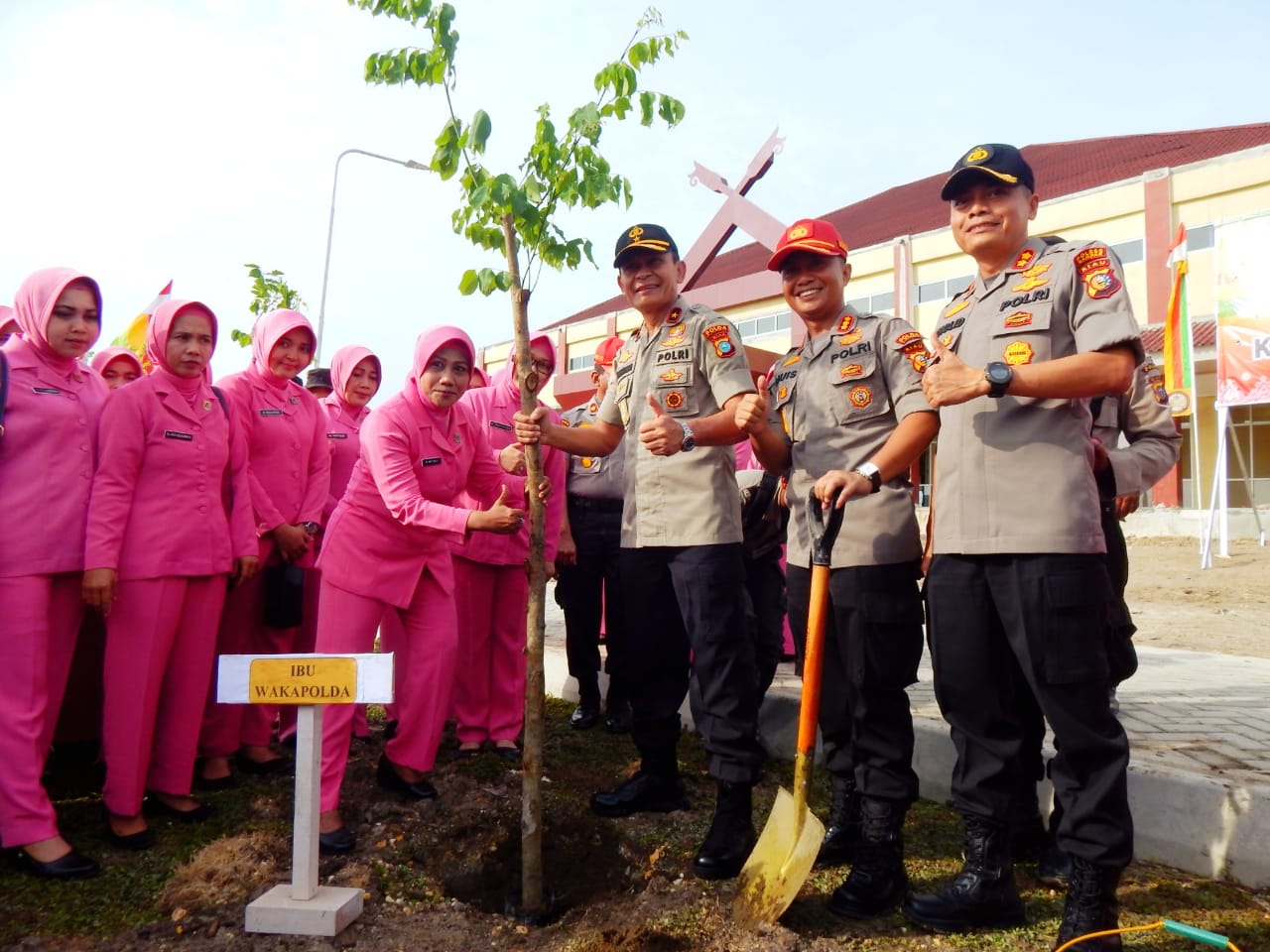 Sukseskan Gerakan Menanam Pohon Waka Polda Riau Dan Bupati Kampar Tanam Pohon Di Kawasan SPN