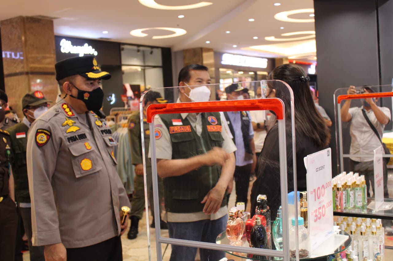 Monitoring Pelaksanaan PPKM Level 4 di Kota Pekanbaru, Kapolresta Bersama Wali Kota Kunjungi Pusat Perbelanjaan