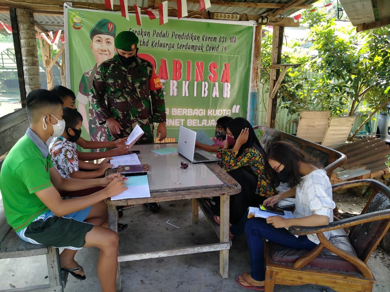 Peduli Pendidikan Ditengah Pandemi Covid-19, Babinsa Kodim 0301/PBR Terus Lakukan Bimbingan Anak Didik Belajar Daring