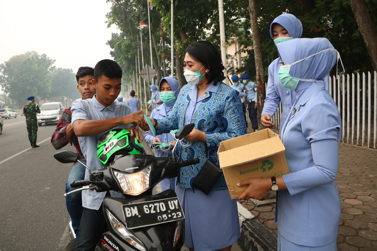 Pia Ardhya Garini Cabang 12/D.I Lanud RSN Peduli Masyarakat Bagi - Bagi Masker