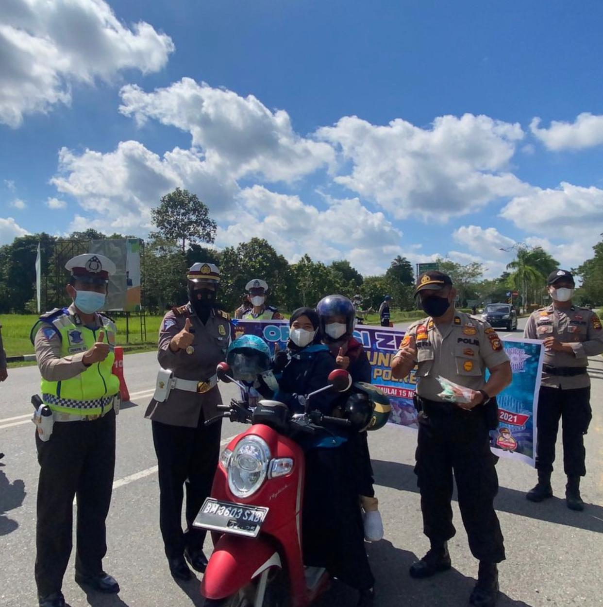 Hari Ke-7 Operasi Zebra Lancang Kuning Tahun 2021, Satlantas Polres Siak Berikan Reward Kepada Pengendara Yang Patuh