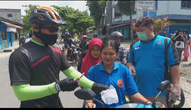Perwira Staf Kodim 0301/Pekanbaru Bersama IKTS Melaksanakan Kegiatan Baksos Pembagian Masker di Jalan Tanjung Datuk