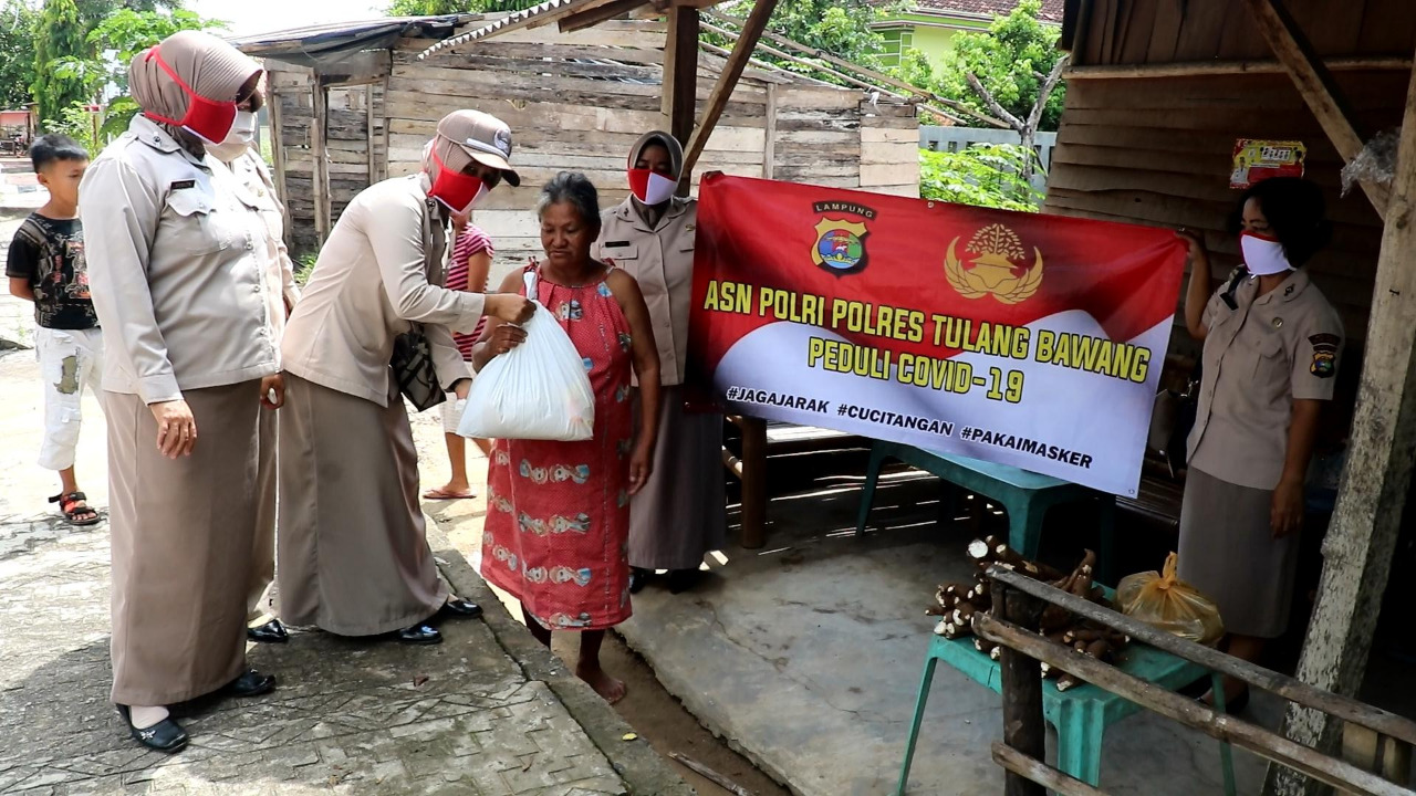ASN Polres Tulang Bawang Bagikan Paket Sembako, Berikut Lokasinya