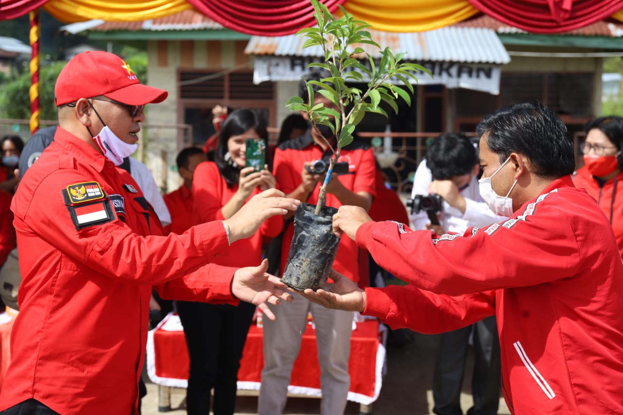 Ketua DPC PDIP Taput Lakukan Penanaman Pohon Berbuah dan Pohon Lindung di Daerah Aliran Sungai Aek Sigeaon Rangkea Sipapangan