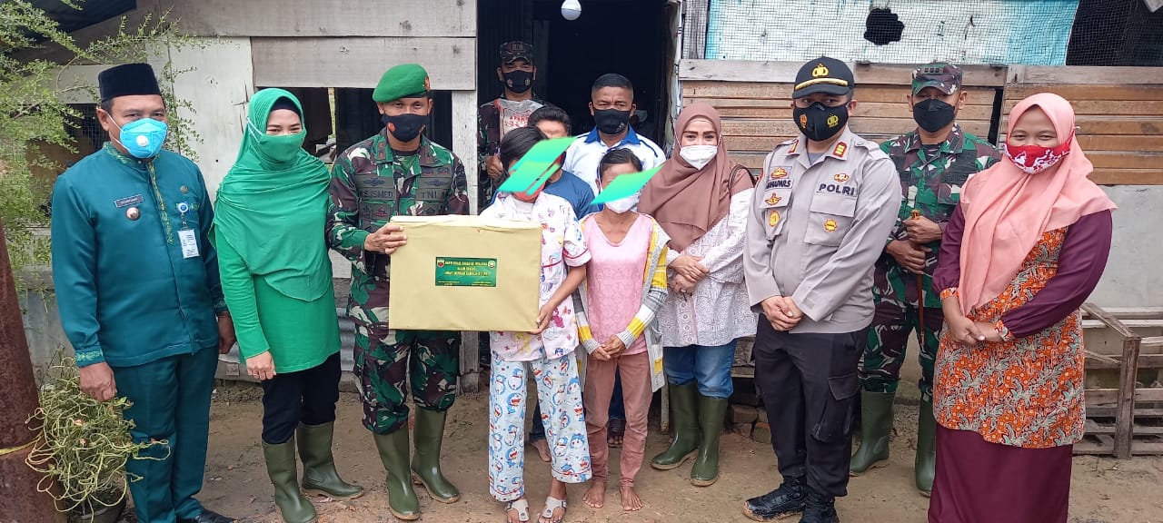 Dalam Giat Jumat Barokah, Dandim 0301/PBR Dampingi Danrem 031/WB Beserta Rombongan Datangi Dua Orang Anak Yang Tertimpa Musibah di Kecamatan Tenayan Raya