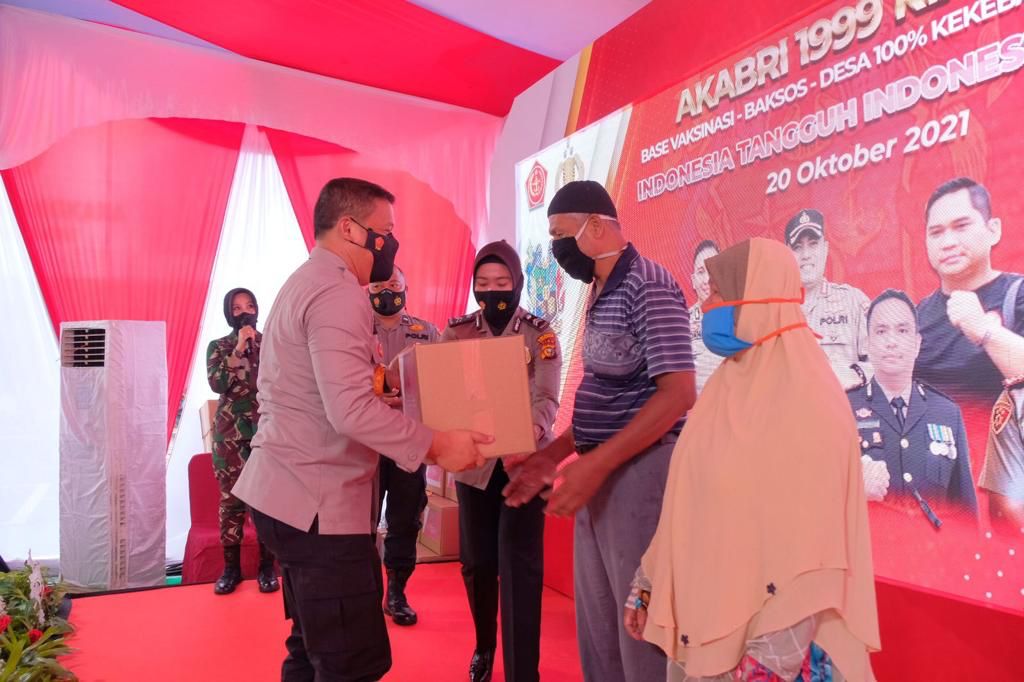 Alumni Akabri 99 Riau Peduli, Salurkan 1000 Bansos Dan Gelar 1000 Vaksinasi