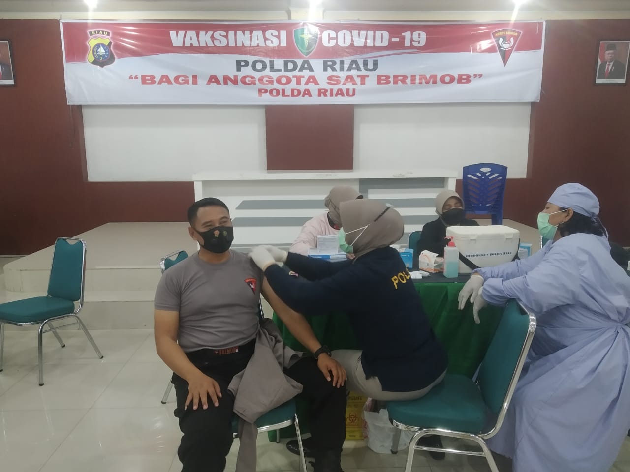 Personil Brimob Polda Riau Jalani Vaksinasi Covid-19 Tahap Ke-2