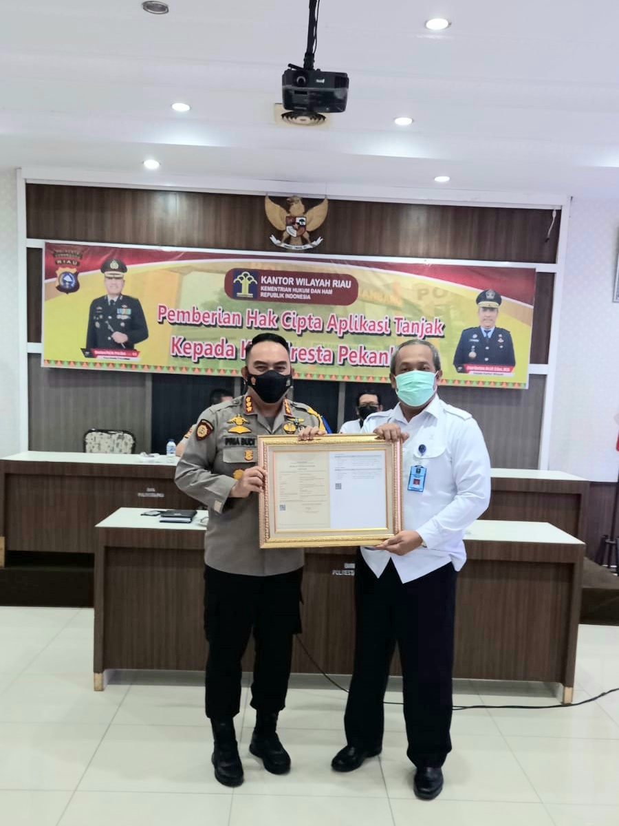 Kapolresta Pekanbaru Menerima Penghargaan HAKI Atas Aplikasi Tanjak Dari Kepala Kanwil Kemenkumham Provinsi Riau dan IWO Riau Serta KBPP
