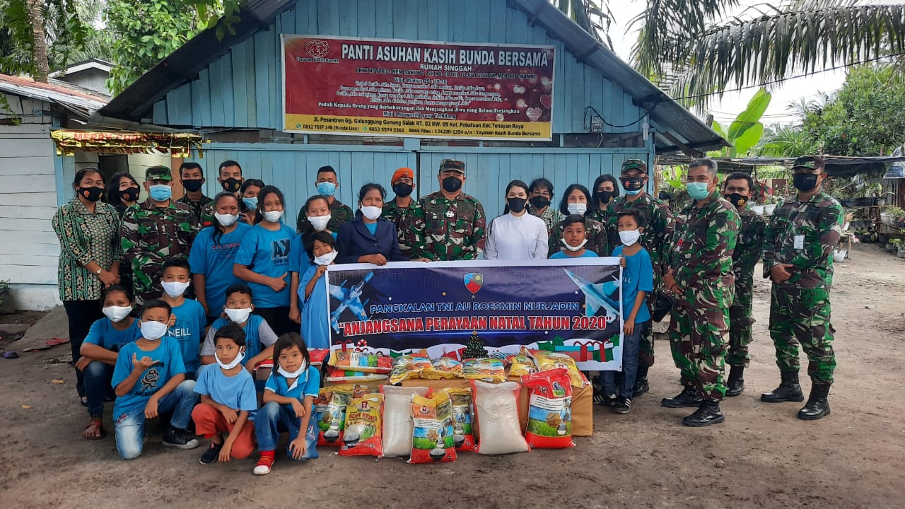 Maknai Hari Raya Natal, Umat Kristiani Lanud RSN Anjangsana Ke Panti Asuhan