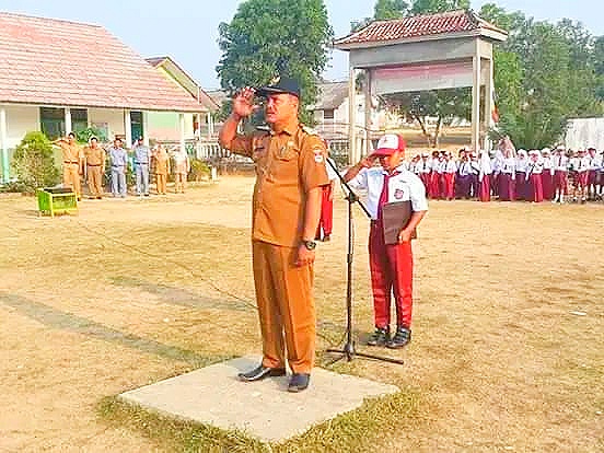 Kades Jadi Inspektur Upacara di SD 6 Way Serdang