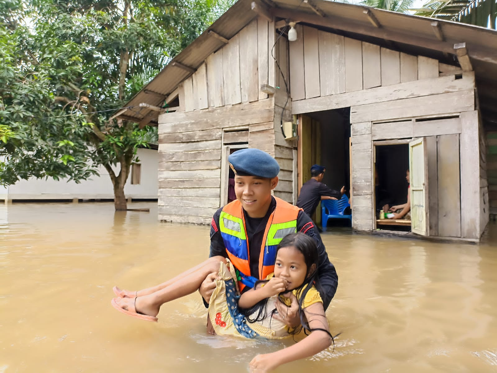 Tim SAR Batalyon C Pelopor Satuan Brimob Polda Riau Bantu Evakuasi Warga Terdampak Banjir di Desa Penyaguan