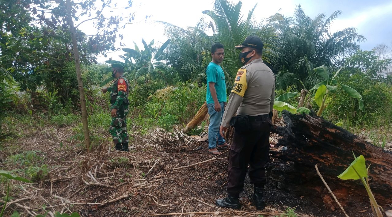 Babinsa Kodim 0301/Pekanbaru Bersama Bhabinkamtibmas Laksanakan Sosialisasi dan Patroli Pencegahan Karhutla