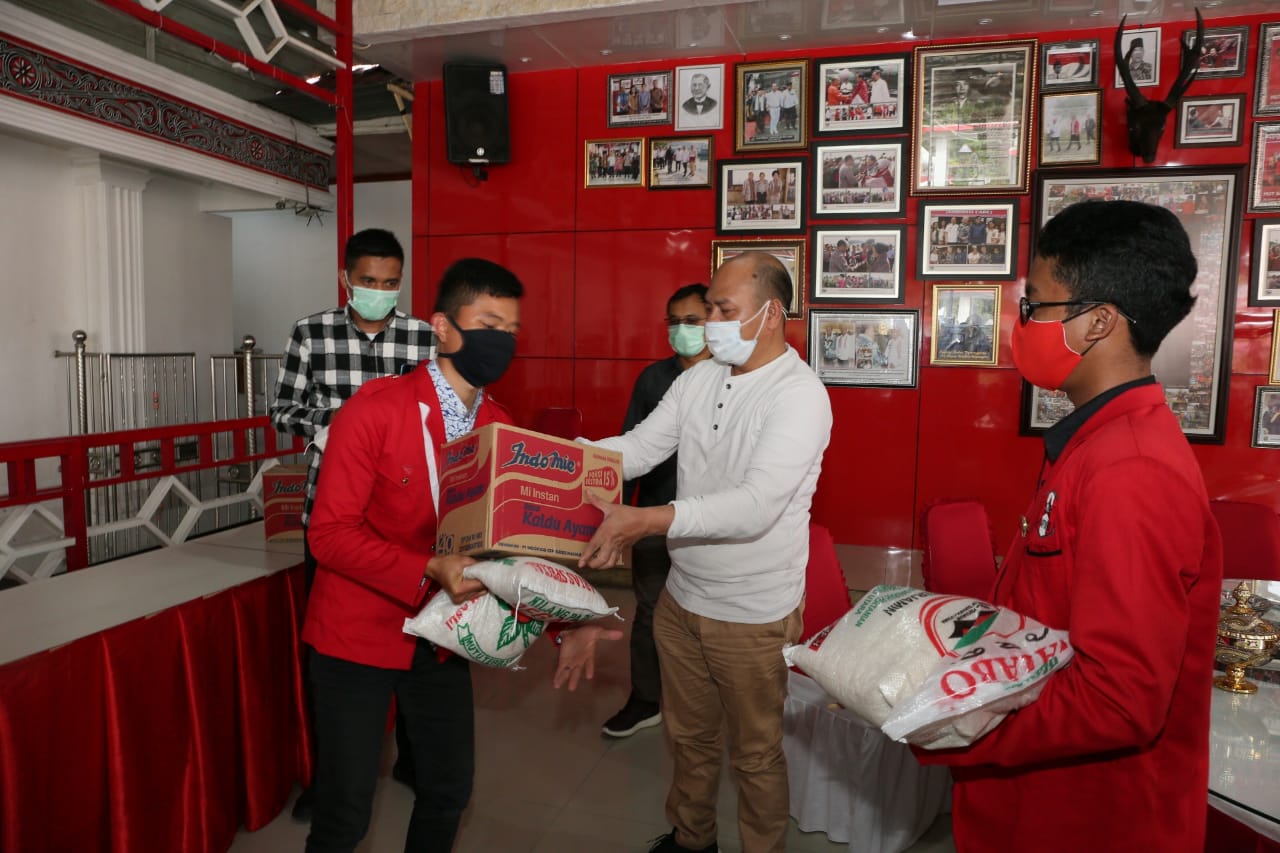 Bupati Memberi Bantuan Kepada 164 Mahasiswa Asal Luar Taput Yang Tidak Pulang Kampung